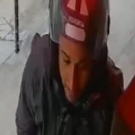 Fotos de Criminosos invadem residência em Sarandi, roubam moto e fazem compras com cartão da vítima