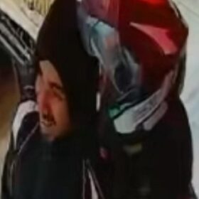 Fotos de Criminosos invadem residência em Sarandi, roubam moto e fazem compras com cartão da vítima