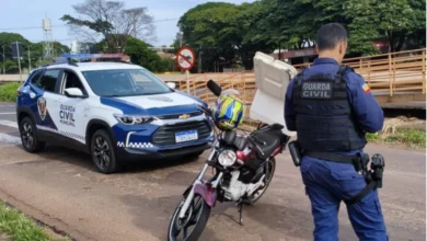 Fotos de GCM de Maringá apreende moto de condutor sem CNH que usava passarela de pedestres
