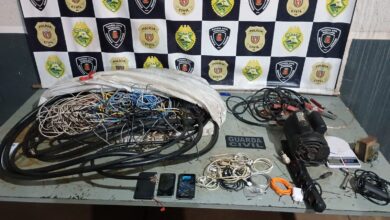 Fotos de GCM de Maringá prende suspeitos com fios de cobre e objetos furtados na Praça Napoleão Moreira