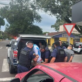 Fotos de GCM de Maringá recupera veículo furtado e prende três suspeitos após perseguição