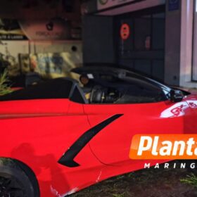 Fotos de Homem bate carro de luxo avaliado em quase R$ 1 milhão contra árvore após manobras na região