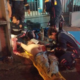 Fotos de Homem é socorrido em estado grave após ser esfaqueado em Sarandi