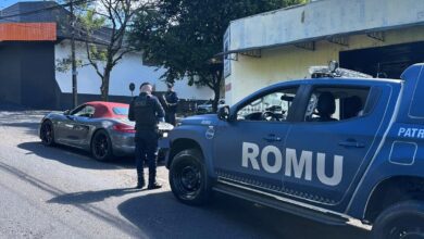 Fotos de PORSCHE com mais de 20 mil reais em impostos atrasados é apreendida após manobras perigosas na frente da Romu em Maringá 