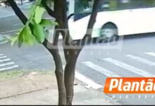 Fotos de Câmera de segurança registra acidente envolvendo moto elétrica e ônibus da TCCC em Maringá