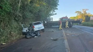 Fotos de Vídeos mostram acidente entre carro e caminhão que resultou em morte no Paraná