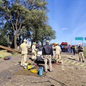 Fotos de Árvore cai sobre carro e mata motorista na PR-317, em Maringá