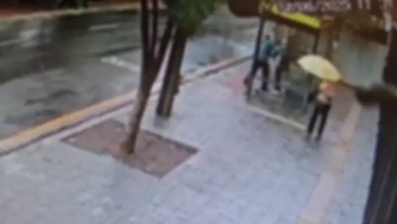 Câmera de segurança flagra roubo contra idoso em ponto de ônibus de Maringá Foto 1 Fotos de Câmera de segurança flagra roubo contra idoso em ponto de ônibus de Maringá