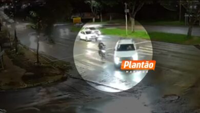 Fotos de Câmera de segurança registra acidente na Avenida Colombo, em Maringá
