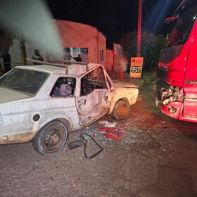 Fotos de Caminhão invade preferencial e provoca grave acidente em Maringá