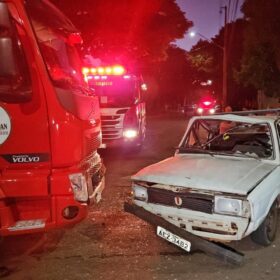 Fotos de Caminhão invade preferencial e provoca grave acidente em Maringá