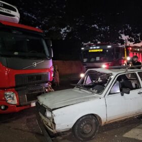 Fotos de Caminhão invade preferencial e provoca grave acidente em Maringá