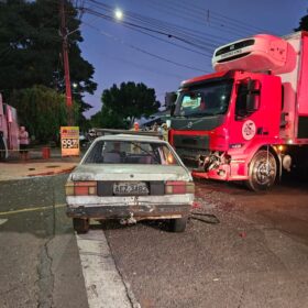 Fotos de Caminhão invade preferencial e provoca grave acidente em Maringá