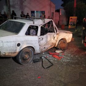 Fotos de Caminhão invade preferencial e provoca grave acidente em Maringá