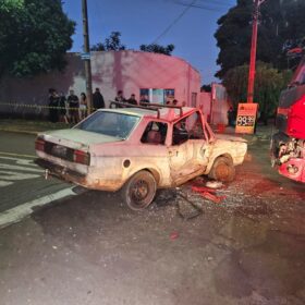 Fotos de Caminhão invade preferencial e provoca grave acidente em Maringá