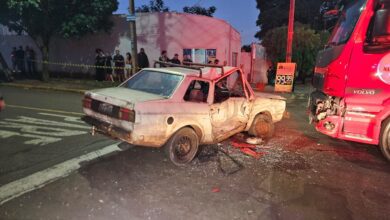 Fotos de Caminhão invade preferencial e provoca grave acidente em Maringá