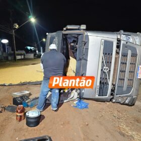 Carreta tomba após ser fechada por outro veículo no Contorno Sul de Maringá Foto 3 Fotos de Carreta tomba após ser fechada por outro veículo no Contorno Sul de Maringá