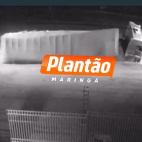 Carreta tomba após ser fechada por outro veículo no Contorno Sul de Maringá Foto 1 Fotos de Carreta tomba após ser fechada por outro veículo no Contorno Sul de Maringá