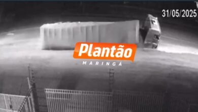 Fotos de Carreta tomba após ser fechada por outro veículo no Contorno Sul de Maringá