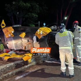 Carro capota e motorista é intubado após grave acidente em Maringá Foto 2 Fotos de Carro capota e motorista é intubado após grave acidente em Maringá