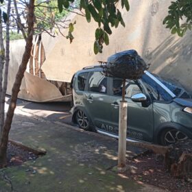 Carro é esmagado por carreta em acidente em Maringá Foto 2 Fotos de Carro é esmagado por carreta em acidente em Maringá