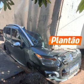 Carro é esmagado por carreta em acidente em Maringá Foto 3 Fotos de Carro é esmagado por carreta em acidente em Maringá