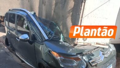 Fotos de Carro é esmagado por carreta em acidente em Maringá