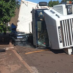 Carro é esmagado por carreta em acidente em Maringá Foto 1 Fotos de Carro é esmagado por carreta em acidente em Maringá