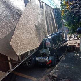 Carro é esmagado por carreta em acidente em Maringá Foto 4 Fotos de Carro é esmagado por carreta em acidente em Maringá
