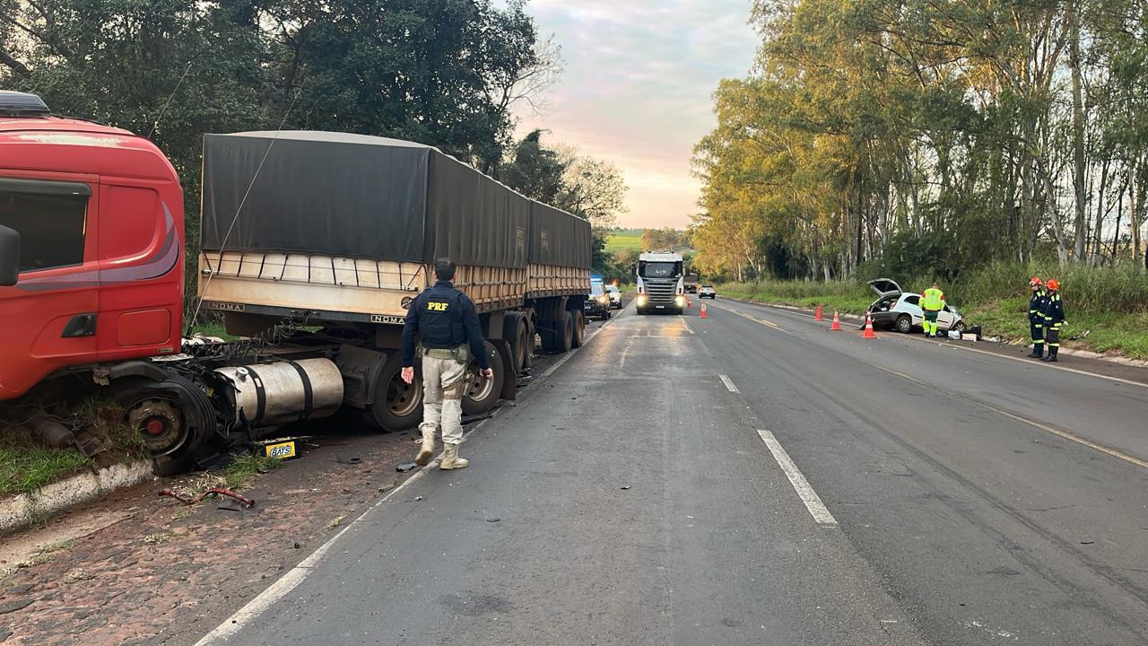 Fotos de Colisão frontal entre carreta e carro mata dois jovens na rodovia BR-376