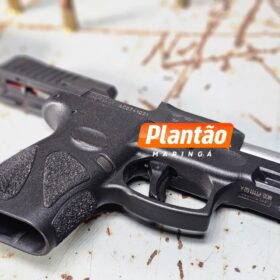 Dupla é presa com pistolas 9 mm durante patrulhamento da PM em Sarandi Foto 3 Fotos de Dupla é presa com pistolas 9 mm durante patrulhamento da PM em Sarandi