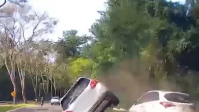 Fotos de 'Foi um susto grande': vídeo mostra carro batendo em veículo parado em Maringá