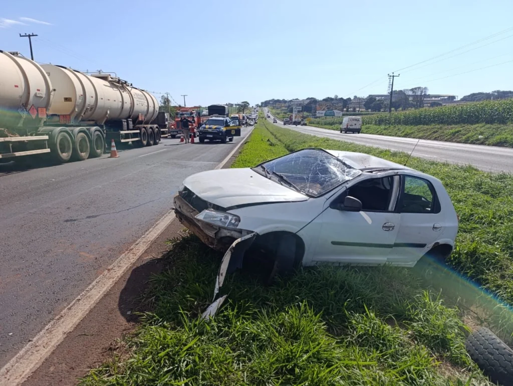 Idoso de 87 anos é socorrido em estado grave após capotar carro na BR-376, em Maringá Foto 1 Fotos de Idoso de 87 anos é socorrido em estado grave após capotar carro na BR-376, em Maringá