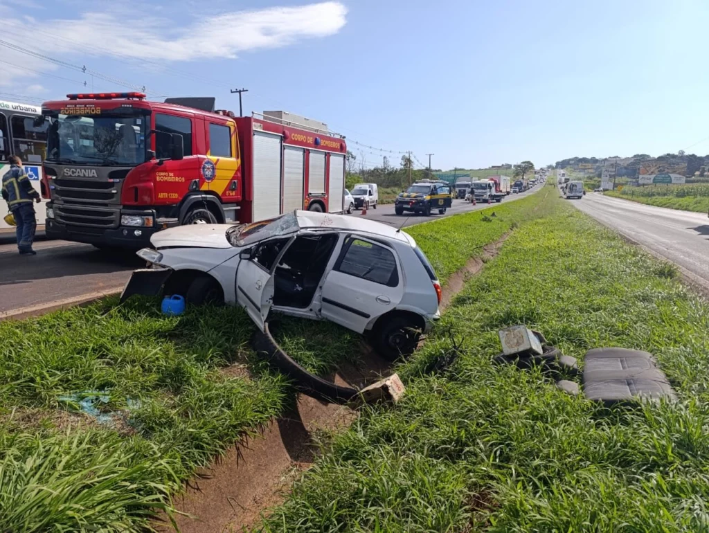 Idoso de 87 anos é socorrido em estado grave após capotar carro na BR-376, em Maringá Foto 2 Fotos de Idoso de 87 anos é socorrido em estado grave após capotar carro na BR-376, em Maringá