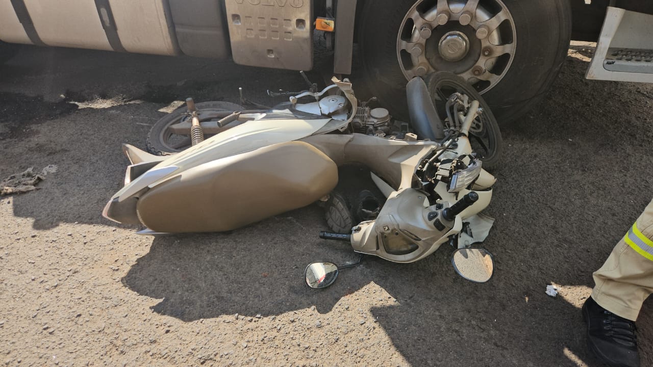 Jovem fica ferida após acidente com cavalo mecânico na Avenida Colombo, em Maringá Foto 4 Fotos de Jovem fica ferida após acidente com cavalo mecânico na Avenida Colombo, em Maringá