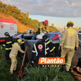 Mulher capota carro e fica presa às ferragens na BR-376, na região de Maringá Foto 3 Fotos de Mulher capota carro e fica presa às ferragens na BR-376, na região de Maringá