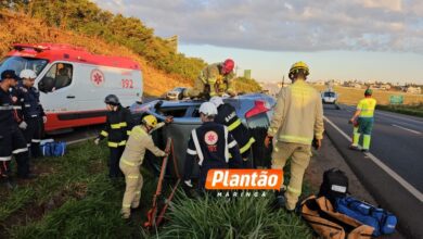 Fotos de Mulher capota carro e fica presa às ferragens na BR-376, na região de Maringá