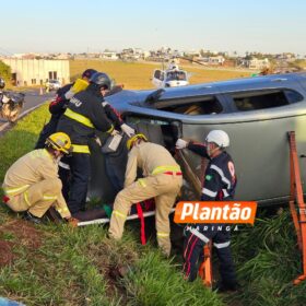 Mulher capota carro e fica presa às ferragens na BR-376, na região de Maringá Foto 2 Fotos de Mulher capota carro e fica presa às ferragens na BR-376, na região de Maringá