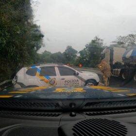 Fotos de PRF apreende falsa viatura da Polícia Científica carregada de drogas após perseguição no Paraná