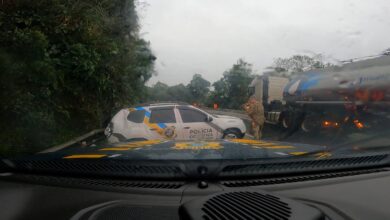 Fotos de PRF apreende falsa viatura da Polícia Científica carregada de drogas após perseguição no Paraná