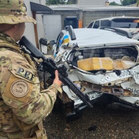 Fotos de PRF apreende falsa viatura da Polícia Científica carregada de drogas após perseguição no Paraná