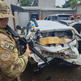 Fotos de PRF apreende falsa viatura da Polícia Científica carregada de drogas após perseguição no Paraná