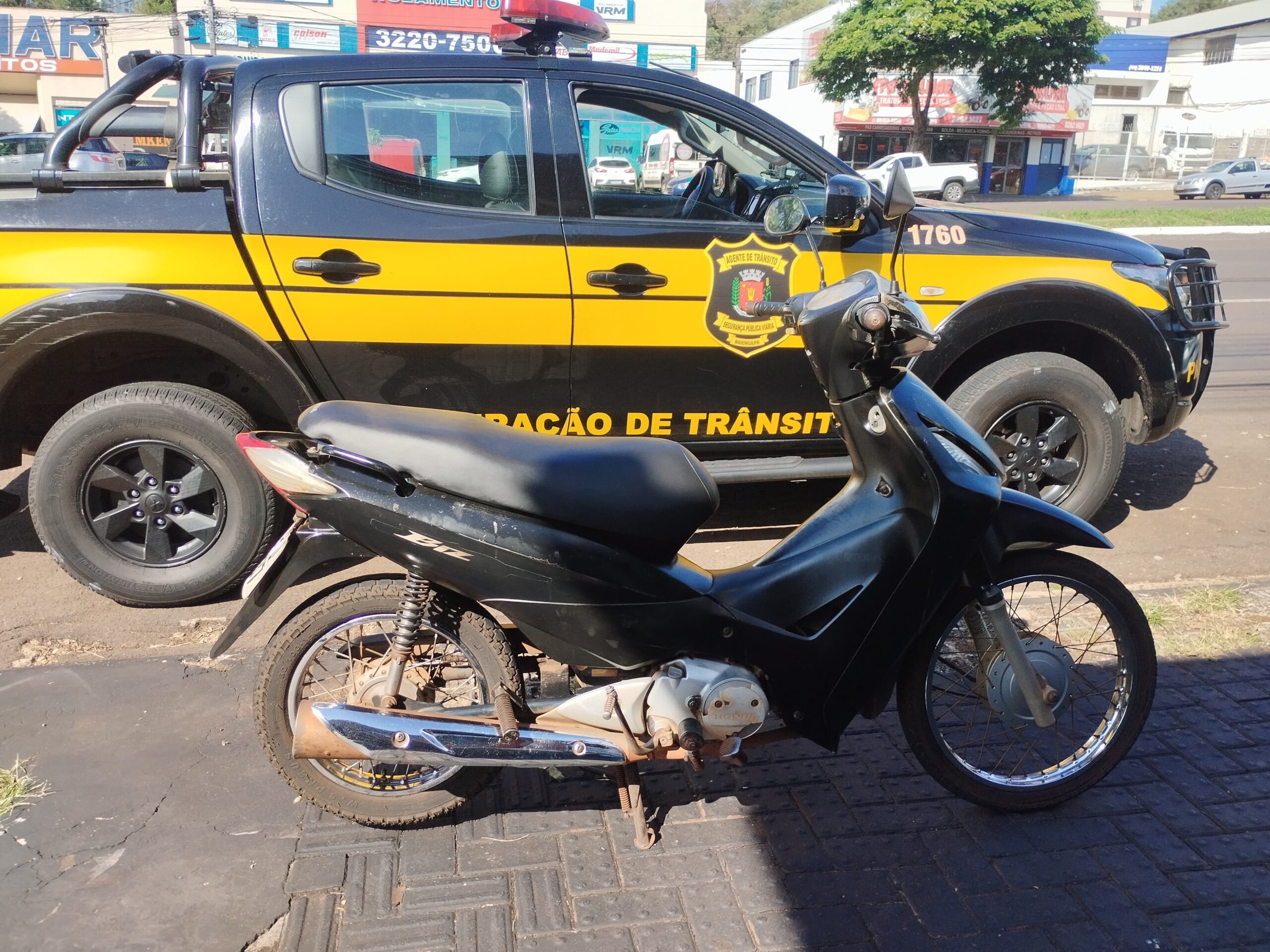 Fotos de Motoneta com 268 multas e débitos de mais de R$ 218 mil é flagrada por agentes de trânsito em Maringá