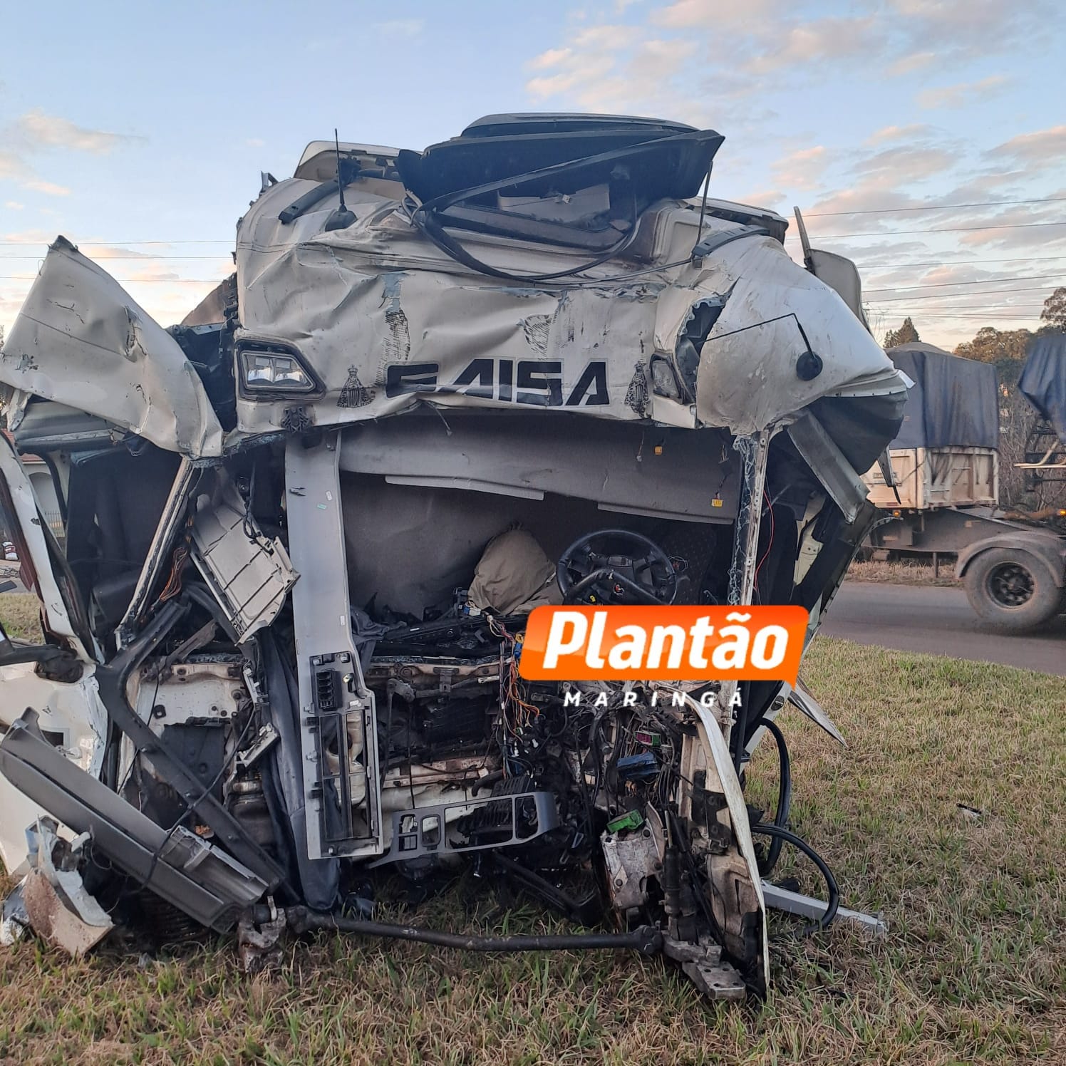 Fotos de Ação rápida de operador de retroescavadeira salva caminhoneiro após colisão na região