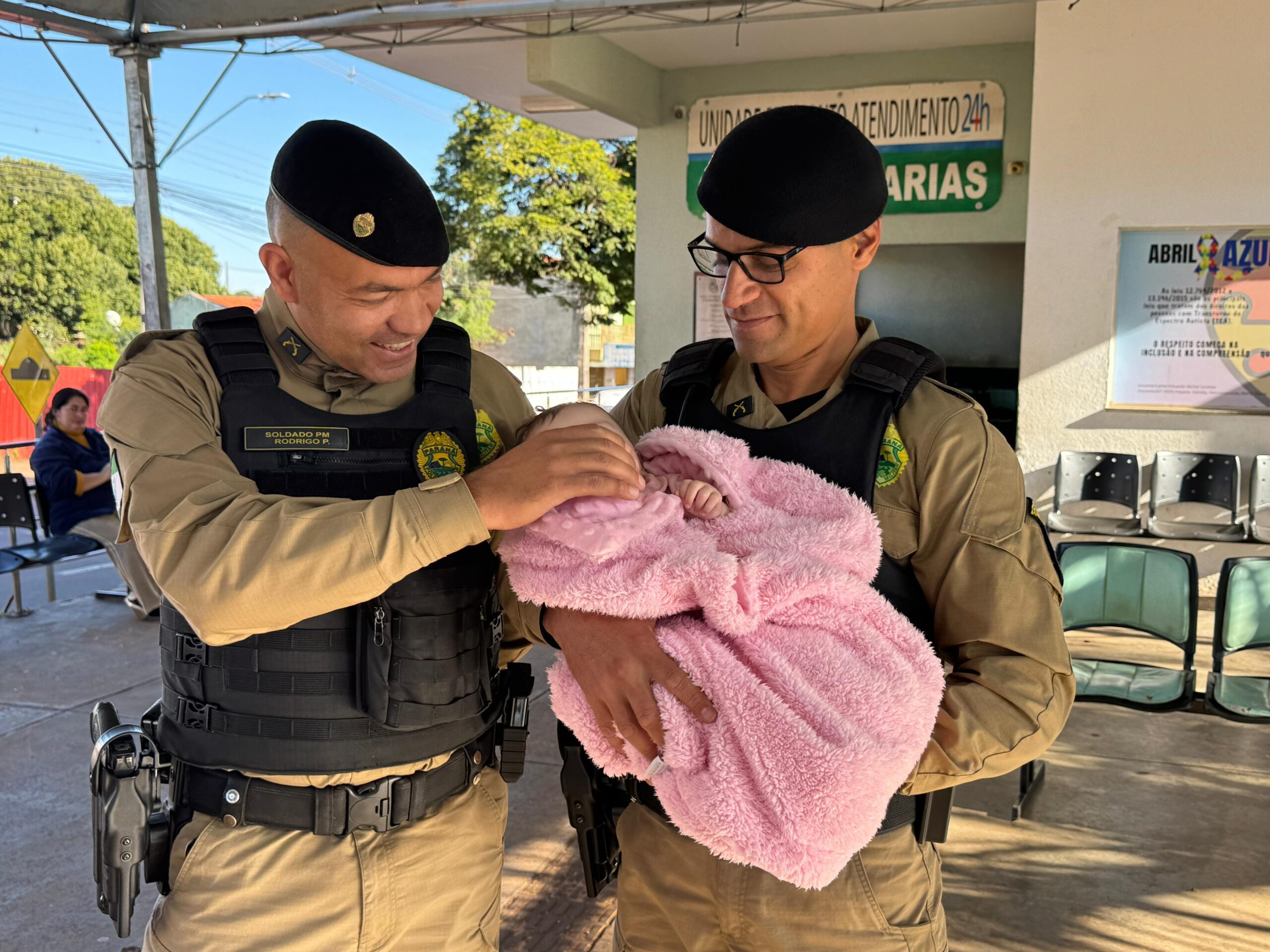 Fotos de Bebê de 5 meses engasga e é salva após ação rápida de vizinha e policiais em Sarandi