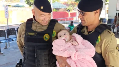 Fotos de Bebê de 5 meses engasga e é salva após ação rápida de vizinha e policiais em Sarandi