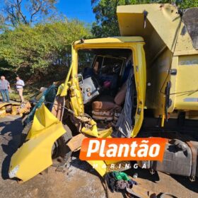Fotos de Caminhoneiro é resgatado das ferragens após grave acidente entre Sarandi e Marialva