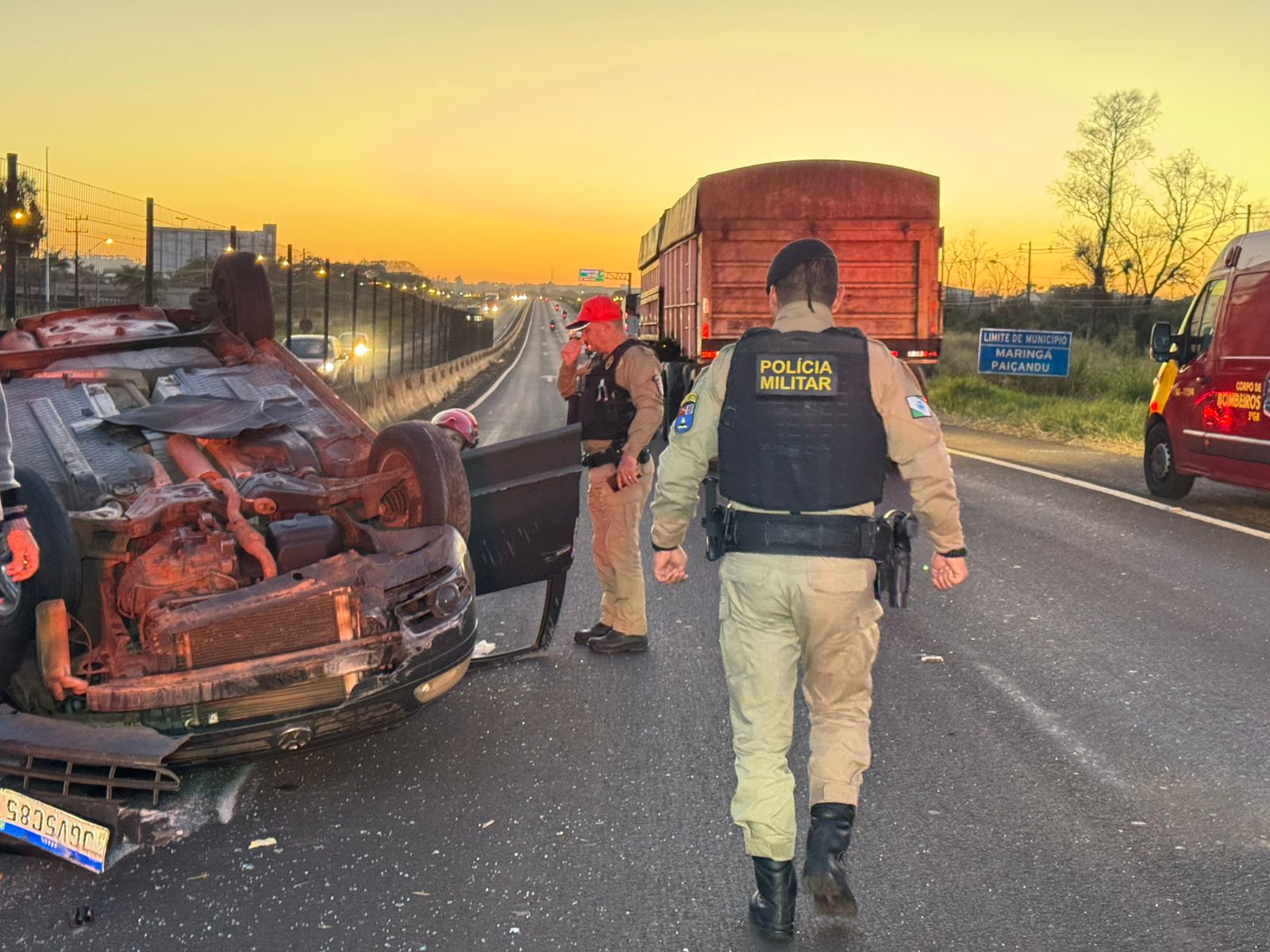 Fotos de Capotamento entre Maringá e Paiçandu deixa duas pessoas feridas