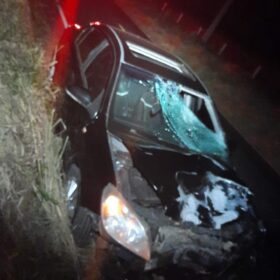Fotos de Colisão entre carro e motoneta deixa mulher morta na PR-082