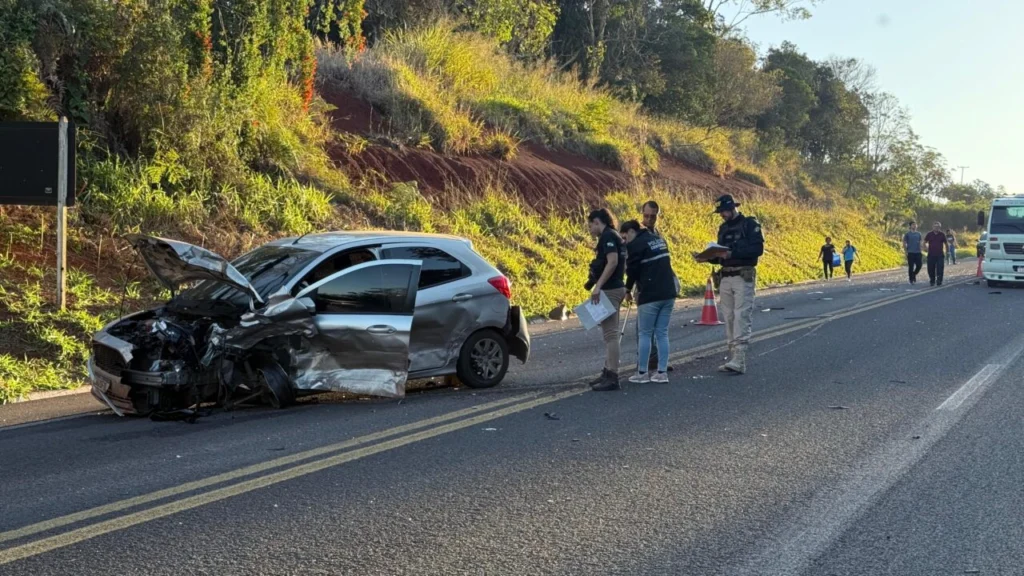 Colisão entre três veículos deixa dois mortos e dois feridos na BR-487, na região de Maringá Foto 2 Fotos de Colisão entre três veículos deixa dois mortos e dois feridos na BR-487, na região de Maringá
